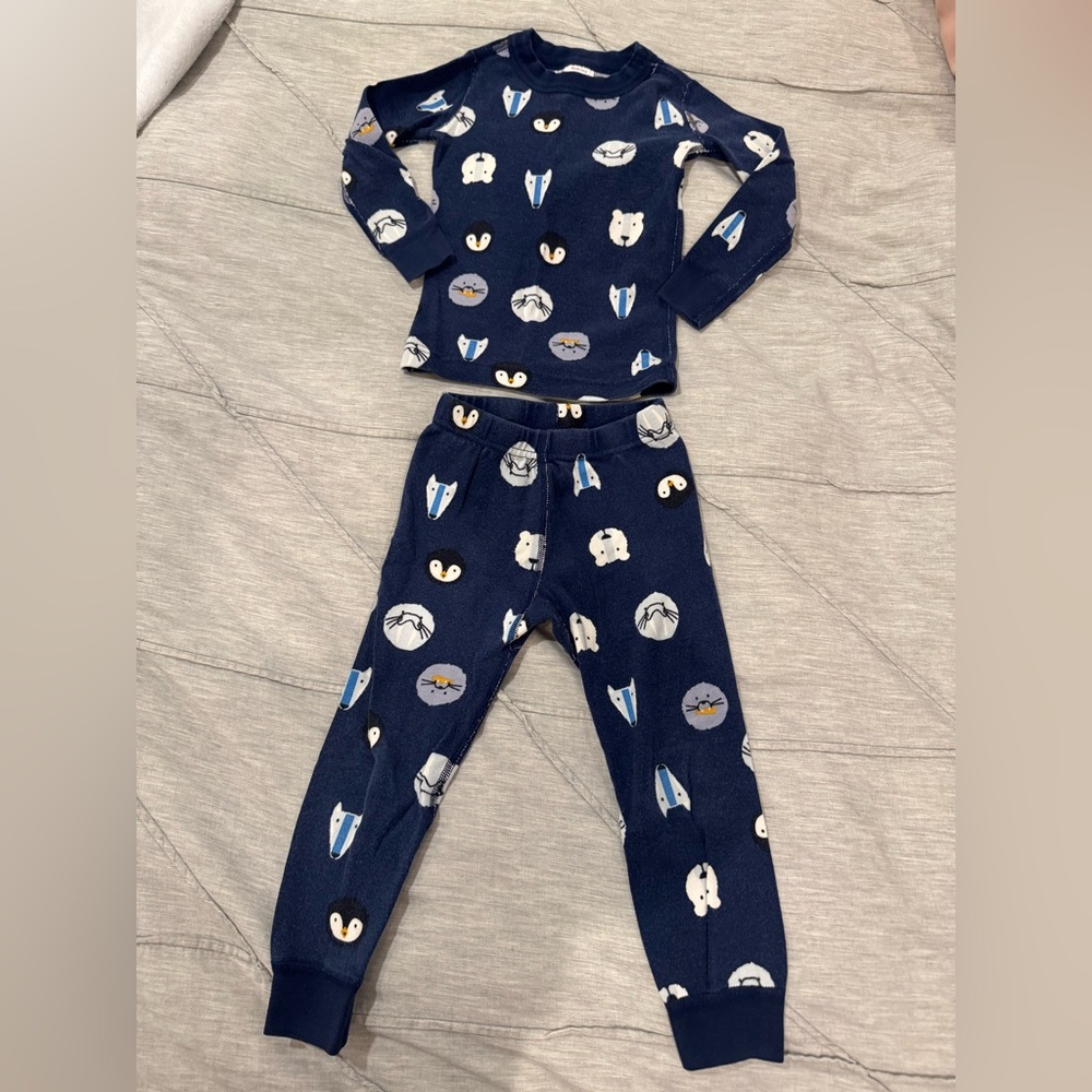 Hanna Andersson animal print long sleeve pajamas. Dark blue. Size 3T.